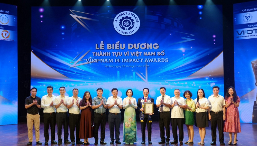 Tổng giám đốc EVNNPC nhận giải Lãnh đạo Sáng tạo và Chuyển đổi số