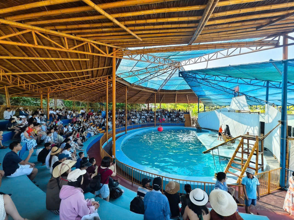 Đông đảo du khách tham quan, thưởng thức các hoạt động giải trí tại khu du lịch trong dịp nghỉ lễ 30/4 - 01/5/2026.