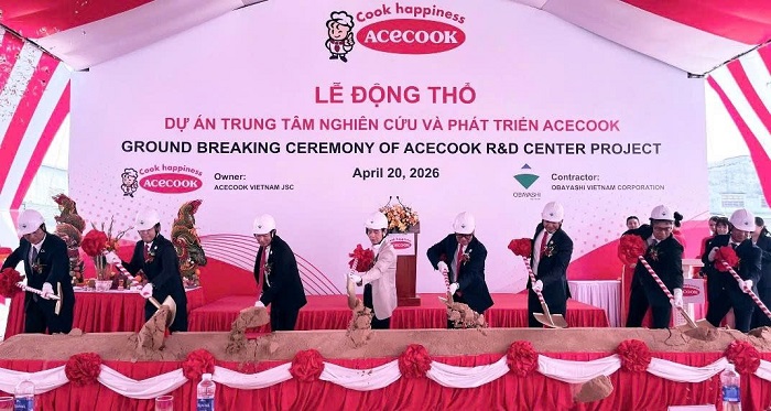 Ban lãnh đạo công ty cùng các đối tác tiến hành nghi thức trong buổi Lễ động thổ. Ảnh: Acecook Việt Nam.