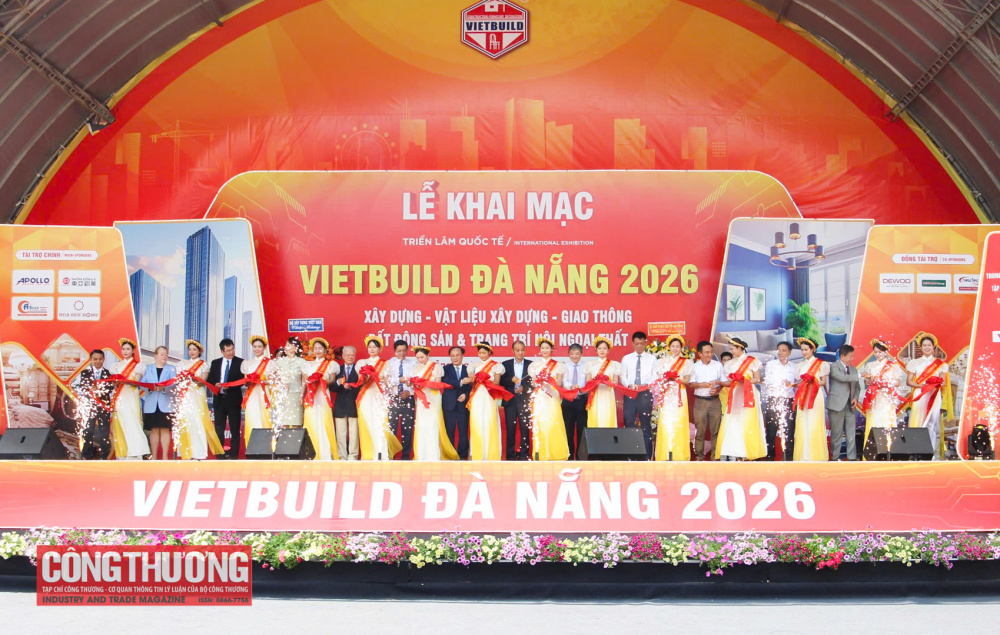 Các đại biểu thực hiện nghị thức cắt băng khai mạc triển lãm