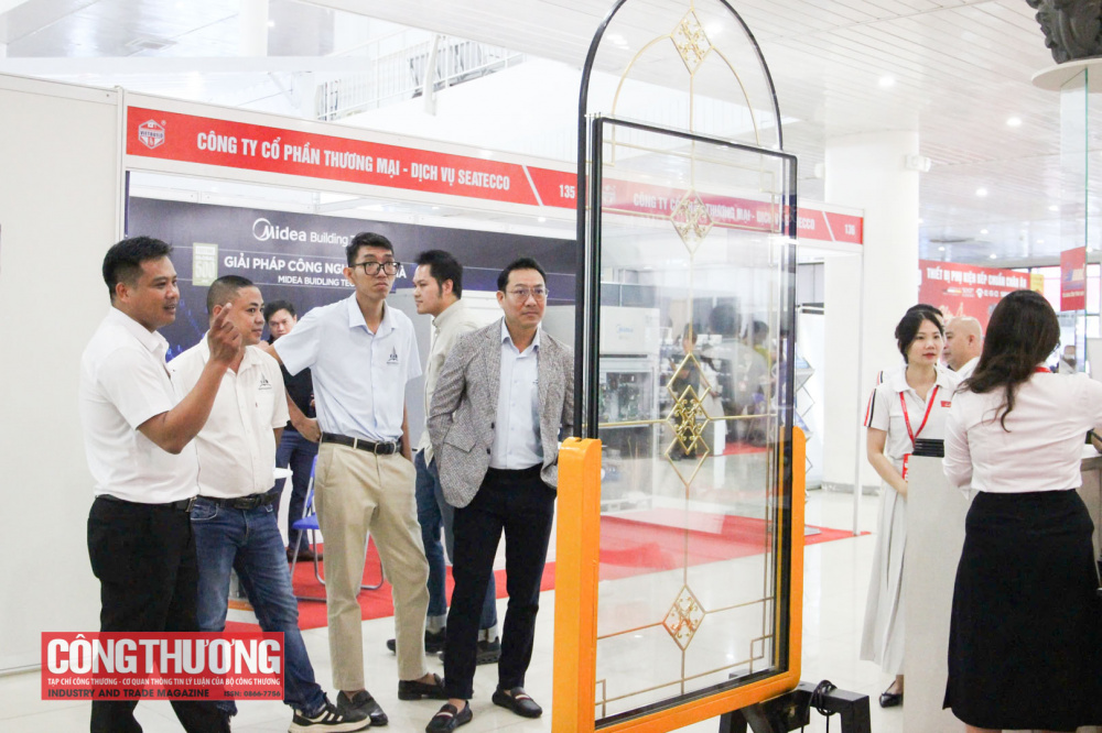 Đại biểu tham quan, tìm hiểu sản phẩm, ứng dụng công nghệ mới tại Triển lãm ở Đà Nẵng