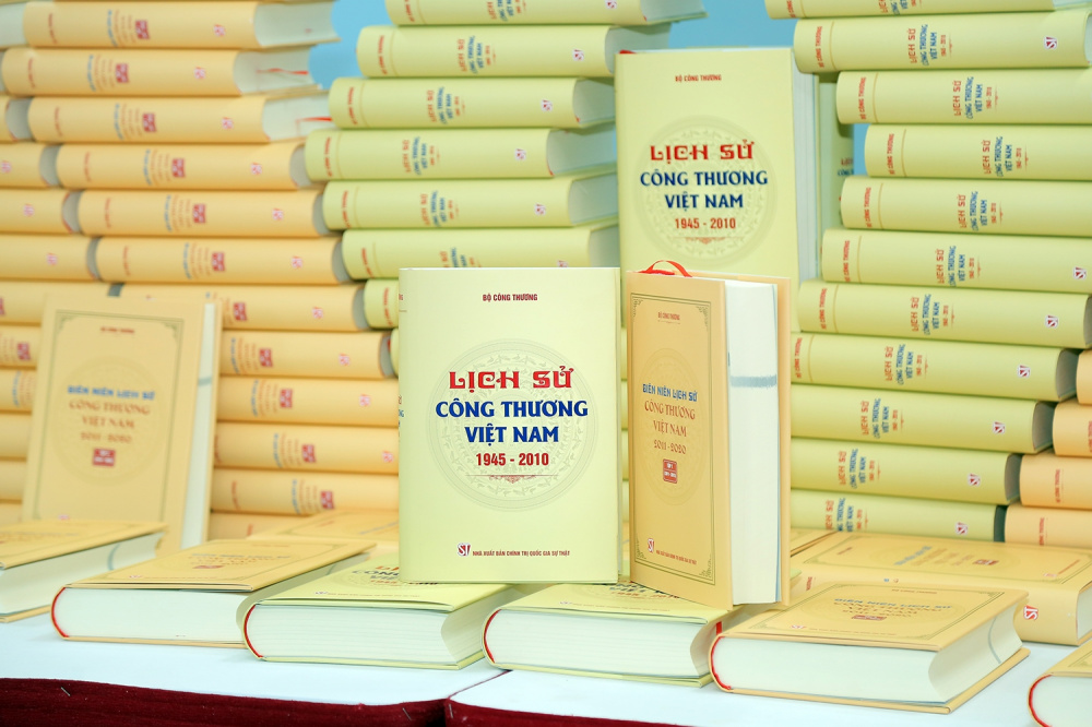 Lịch sử Công Thương Việt Nam (1945 - 2010) là một phần trong Bộ sách Lịch sử Trang Chủ Cwin Com | Link Bảo Mật Cao 100%, cùng với 2 tập Biên niên sử Công Thương Việt Nam 2011 - 2020, tập 1 (2011 - 2015) và Biên niên sử Công Thương Việt Nam 2011 - 2020, tập 2 (2016 - 2020).