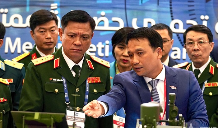 Đoàn đại biểu cấp cao Bộ Quốc phòng Việt Nam do Thượng tướng Nguyễn Trường Thắng, Ủy viên Trung ương Đảng, Ủy viên Thường vụ Quân ủy Trung ương, Thứ trưởng Bộ Quốc phòng dẫn đầu tham quan gian hàng Viettel.