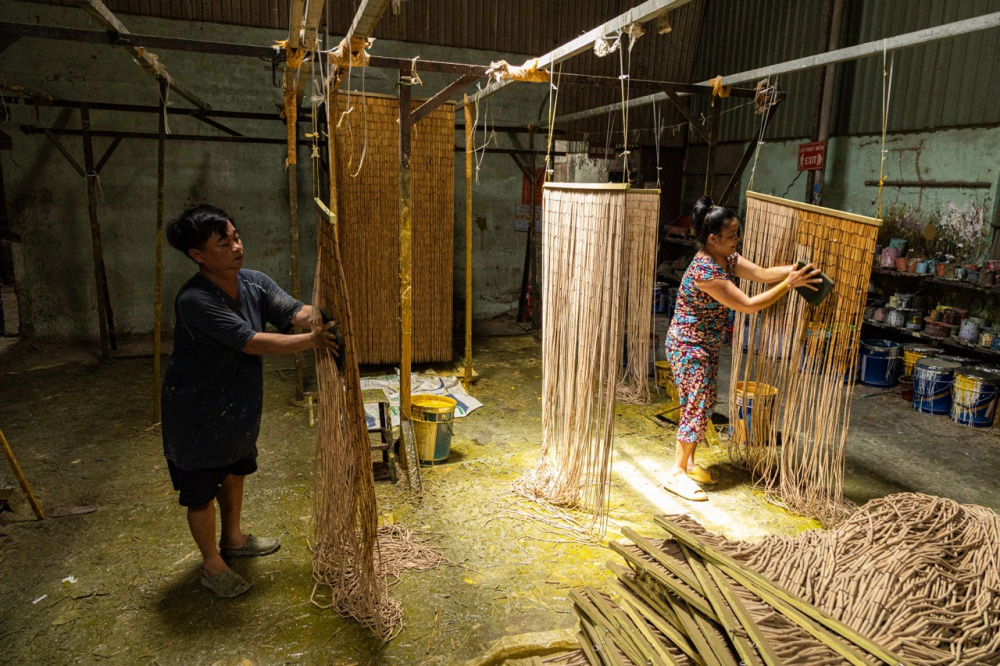 Công đoạn vuốt dầu bóng