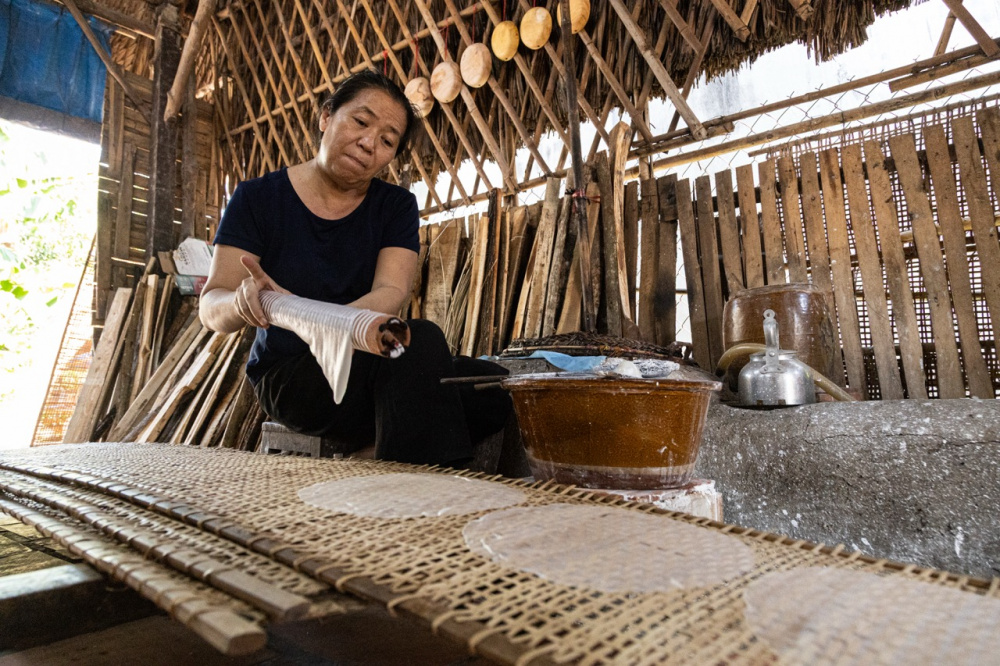 Khi bánh vừa chín, người thợ nhanh tay dùng một ống tre luồn vào mép bánh, nhẹ nhàng nhấc ra rồi trải lên những chiếc liếp đan bằng tre. Từng động tác phải dứt khoát và khéo léo, bởi chỉ cần chậm một nhịp hay run tay, tấm bánh sẽ mất độ tròn, dễ co dúm lại hoặc sẽ bị thủng lỗ ở giữa. Chị Châu chia sẻ: “Nghề này không khó nhưng phải làm hàng ngày, phải quen tay tráng bánh thì thành phẩm ra mới đẹp và tròn trịa được”