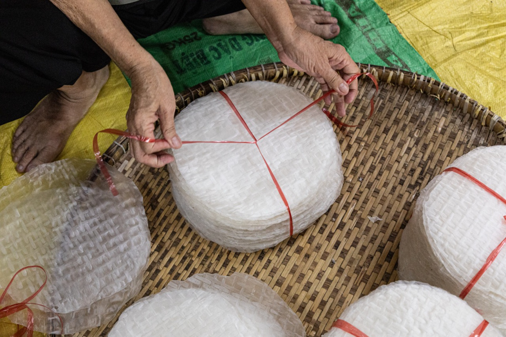 Bà Lan chia sẻ: “Nhà chỉ có vài người tráng bánh nên bánh ra của ai là sẽ nhận ra luôn. Mỗi chồng này sẽ được đếm đủ 100 cái bánh tráng trước khi giao đến tay khách hàng”