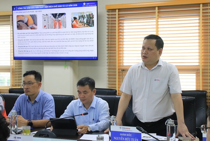 Ông Nguyễn Hữu Tuấn - Giám đốc Công ty Nhiệt điện Mông Dương  báo cáo tại cuộc họp