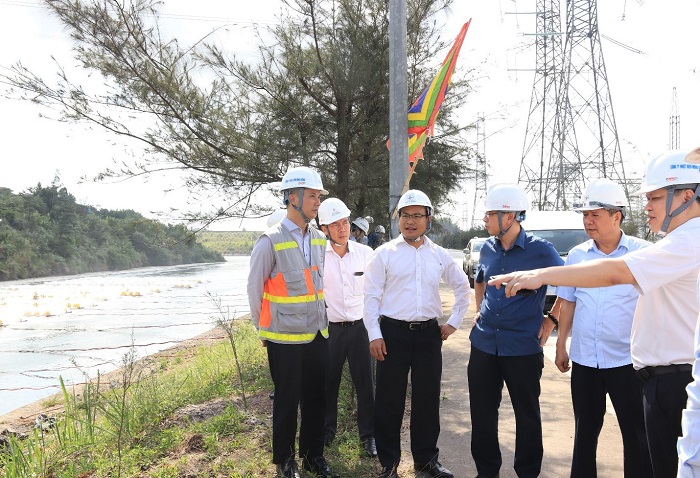 Đoàn Công tác kiểm tra tại khu vực lắp đặt hệ thống guồng sục khí để giảm nhiệt độ nước làm mát của Nhà máy Nhiệt điện Mông Dương
