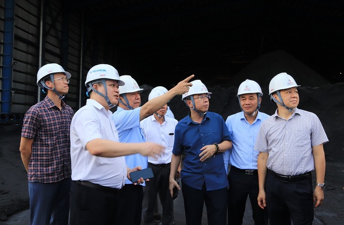 Đoàn Công tác kiểm tra tại khu vực kho than của Nhà máy