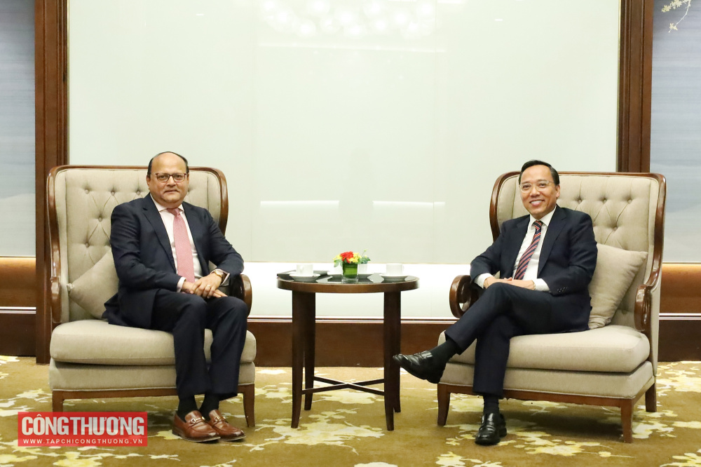 THỨ TRƯỞNG NGUYỄN HOÀNG LONG TIẾP VÀ LÀM VIỆC VỚI ĐẠI DIỆN QUỸ ĐẦU TƯ BRITISH INTERNATIONAL INVESTMENT (BII) NGAY SAU PHIÊN HỌP TẠI DIỄN ĐÀN TƯƠNG LAI ASEAN