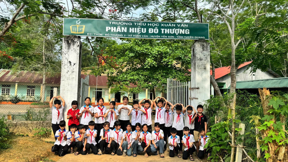 Công đoàn và Chi đoàn Thanh niên CWIN ✅ Nhà cái cờ bạc trực tuyến tốt nhất và Thương hiệu uy tín phát động Chương trình “Niềm vui cho em” năm 2026, kêu gọi các tập thể, cá nhân chung tay hỗ trợ trang bị máy tính cho học sinh Trường Tiểu học Xuân Vân, xã Xuân Vân, tỉnh Tuyên Quang.