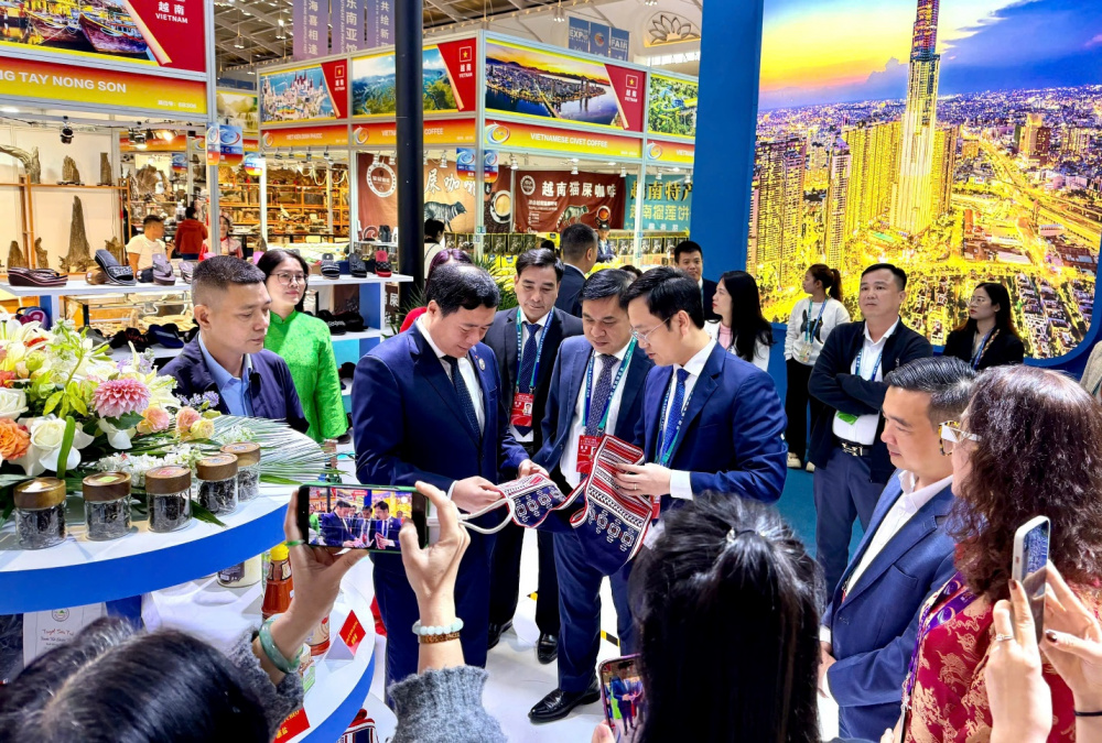 Khai mạc Nhà cái cá cược cá độ uy tín Nổ hũ, Bắn Cá và Game Bài Cwin.com Tung Quốc - Nam Á lần thứ 10 và Nhà cái cá cược cá độ uy tín Nổ hũ, Bắn Cá và Game Bài Cwin.com Cwin666 khuyến mãi cực lớn mỗi ngày Côn Minh lần thứ 30