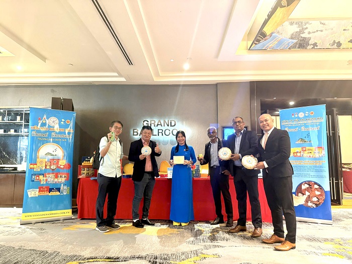 Các đại biểu tham quan gian hàng của Công ty TNHH Nhà nước Một thành viên Yến sào Khánh Hòa tại hội nghị.