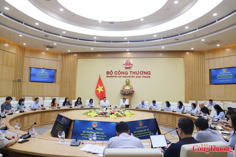 Bộ trưởng Lê Mạnh Hùng làm việc với Cục Phòng vệ thương mại và Ủy ban Cạnh tranh Quốc gia