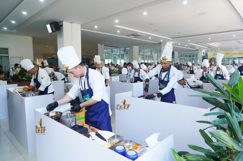 Các đầu bếp dự thi đến từ khắp cả nước thực hiện 3 hạng mục thi đấu liên quan đến món chính hiện đại từ hải sản, từ thịt đỏ và từ thịt M.Cwin800.com link không chặn