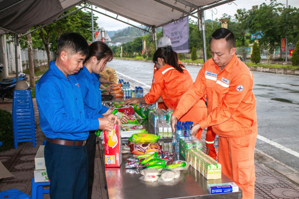 Tuổi trẻ Thủy điện Sơn La đồng hành cùng sĩ tử