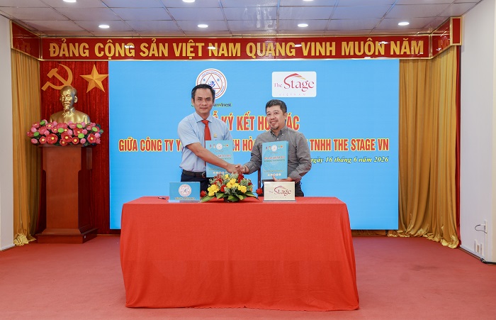 Ông Nguyễn Thanh Hải - Tổng Giám đốc Công ty Yến sào Khánh Hòa và ông Nguyễn Đặng Quang Vinh - Giám đốc Công ty TNHH The Stage Việt Nam ký kết thỏa thuận hợp tác