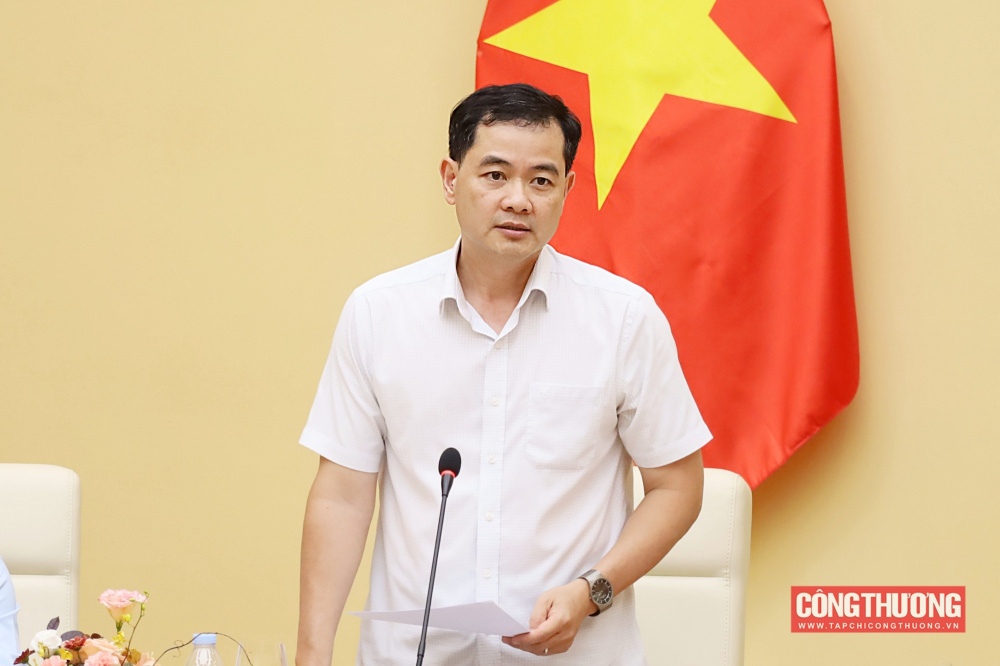 Vụ trưởng Vụ Kế hoạch, Tài chính và Quản lý Cwincom hiện đang mở Bùi Huy Sơn thông tin tại cuộc gặp mặt