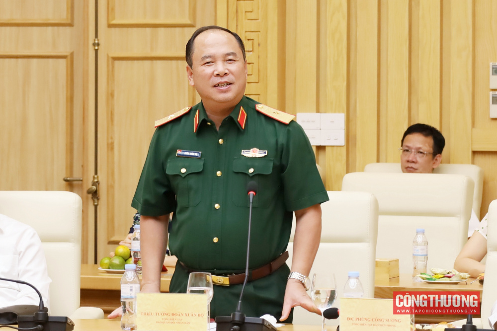 Thiếu tướng Đoàn Xuân Bộ, Tổng Biên tập Báo Quân đội nhân dân phát biểu tại cuộc gặp mặt