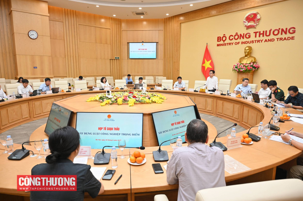 Nhấn mạnh tiến độ xây dựng dự án Luật, Thứ trưởng cho biết dự thảo vẫn phải trình Quốc hội trước ngày 31/7, do đó đề nghị các thành viên Tổ soạn thảo dành nhiều thời gian, tâm huyết để tiếp tục hoàn thiện dự thảo với chất lượng cao nhất.