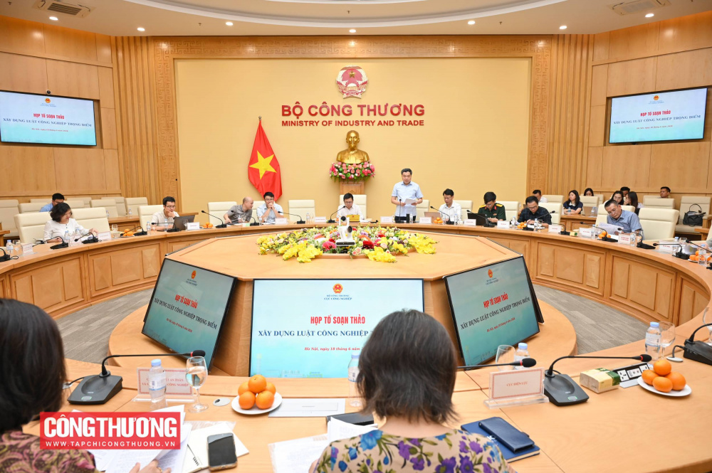 Nhấn mạnh tiến độ xây dựng dự án Luật, Thứ trưởng cho biết dự thảo vẫn phải trình Quốc hội trước ngày 31/7, do đó đề nghị các thành viên Tổ soạn thảo dành nhiều thời gian, tâm huyết để tiếp tục hoàn thiện dự thảo với chất lượng cao nhất.