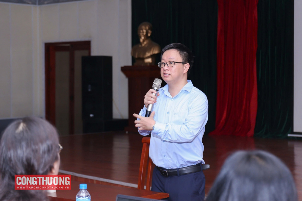 Ông Vũ Anh Hoàng - Chuyên viên Vụ Tổ chức cán bộ chia sẻ tại lớp bồi dưỡng
