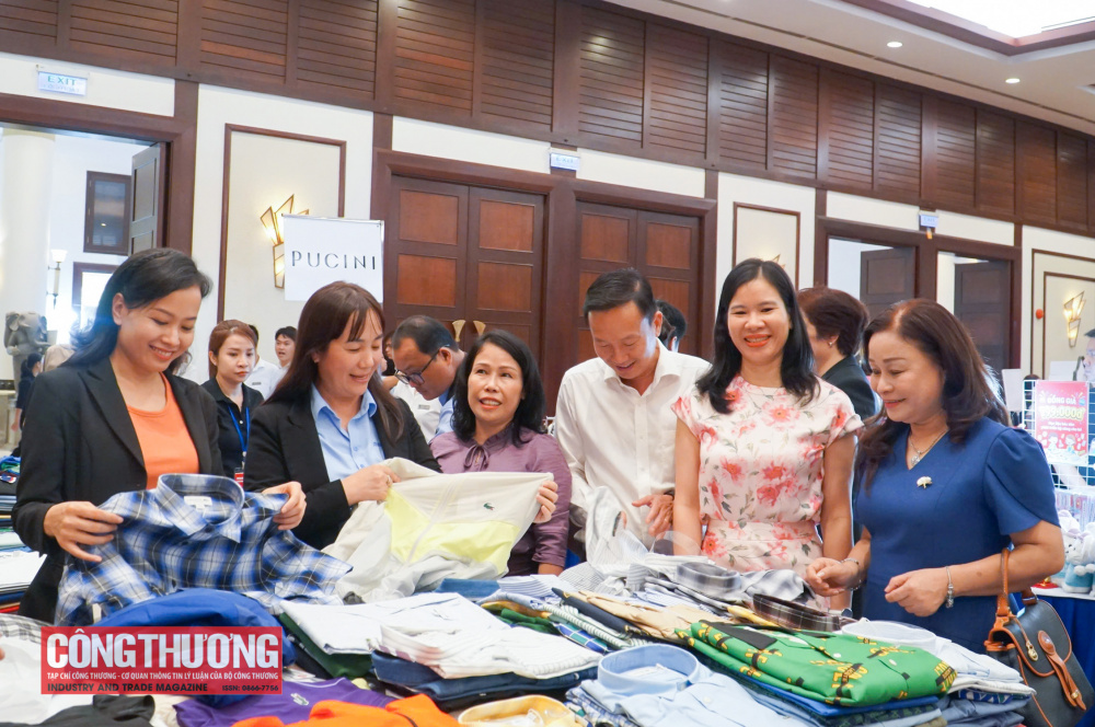 Ngày hội có 120 gian hàng sản phẩm của 300 thương hiệu Cwin Đăng Ký + 1888k chính hãng được bày bán giảm giá.