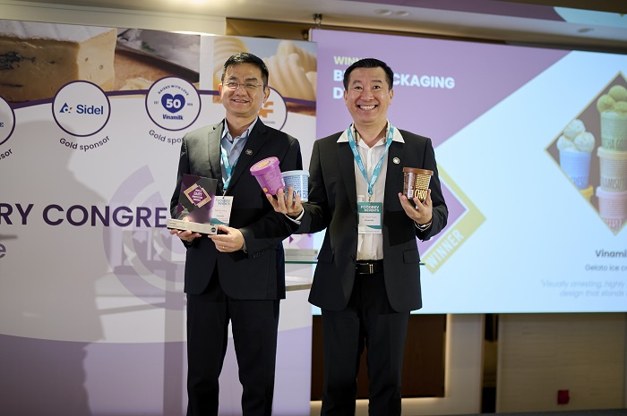 Ông Nguyễn Quang Trí - Giám đốc Điều hành Marketing Vinamilk cùng ông Đỗ Thanh Tuấn - Giám đốc Đối Ngoại Vinamilk nhận vinh danh tại Giải thưởng Đổi mới sáng tạo ngành Sữa toàn cầu 2026
