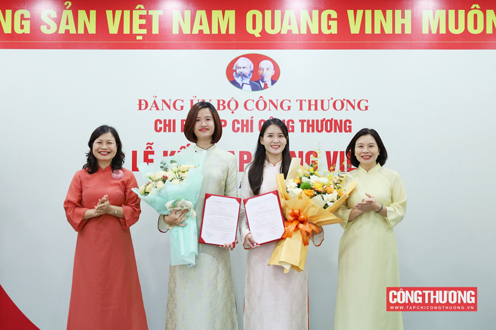 Chi bộ CWIN ✅ Nhà cái cờ bạc trực tuyến tốt nhất và Thương hiệu uy tín kết nạp thêm 2 đảng viên mới