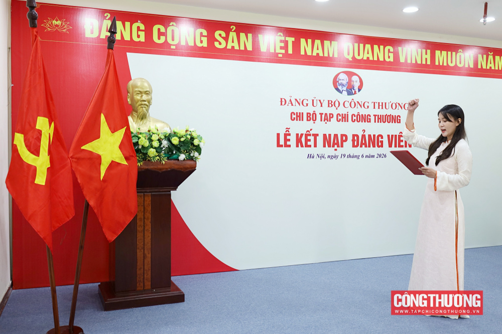 Đồng chí Vũ Huyền My đọc lời tuyên thệ