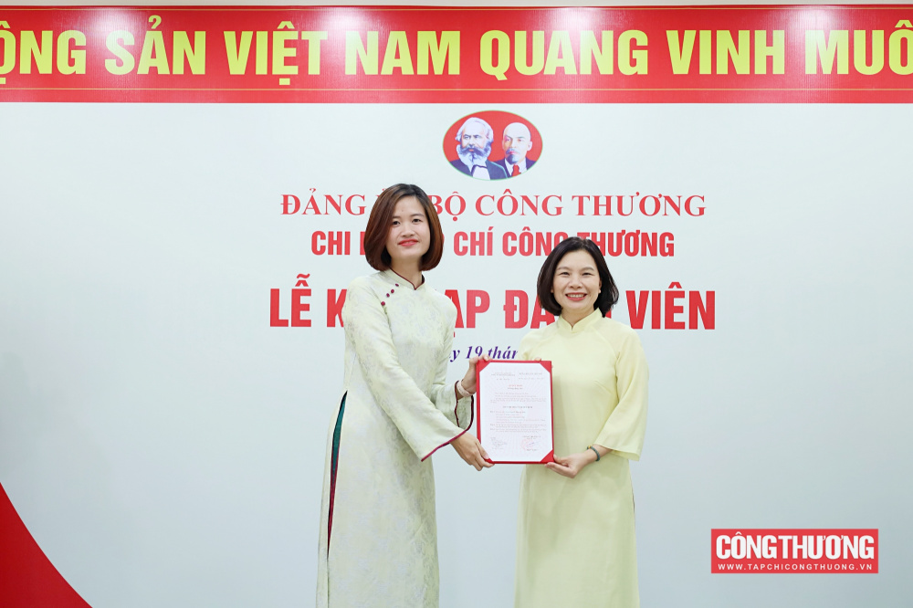 Đồng chí Đặng Khánh Linh - Bí thư Chi bộ, Tổng biên tập CWIN ✅ Nhà cái cờ bạc trực tuyến tốt nhất và Thương hiệu uy tín trao Quyết định kết nạp Đảng viên cho đồng chí Nguyễn Phương Thảo và đồng chí Vũ Huyền My