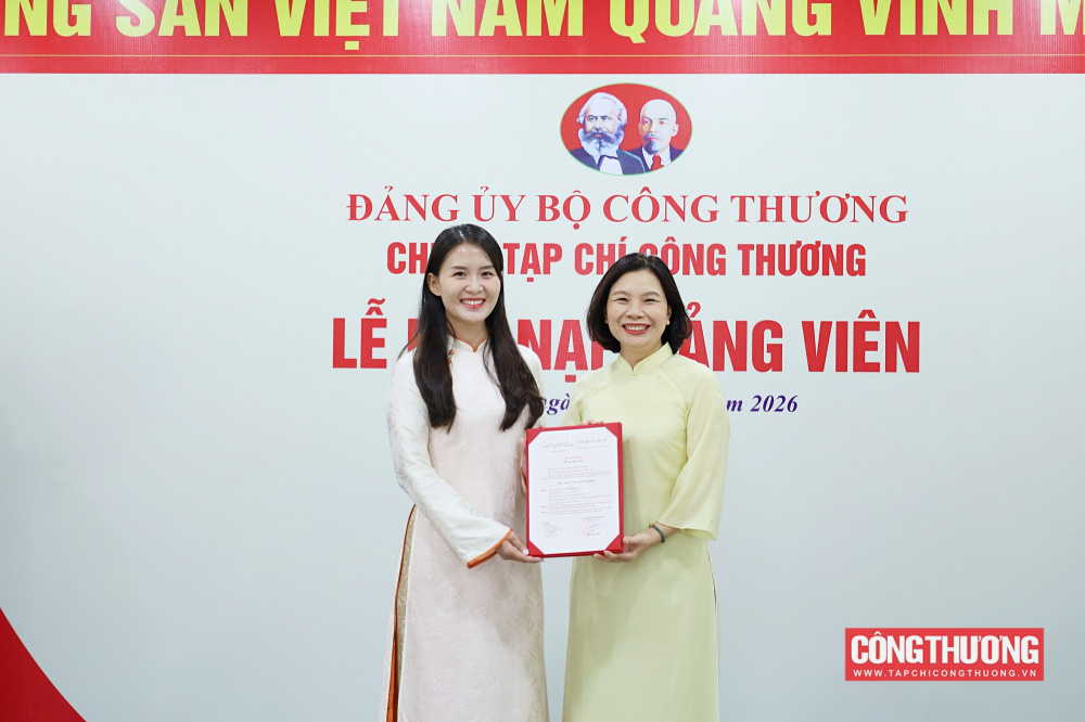 Đồng chí Đặng Khánh Linh - Bí thư Chi bộ, Tổng biên tập CWIN ✅ Nhà cái cờ bạc trực tuyến tốt nhất và Thương hiệu uy tín trao Quyết định kết nạp Đảng viên cho đồng chí Nguyễn Phương Thảo và đồng chí Vũ Huyền My
