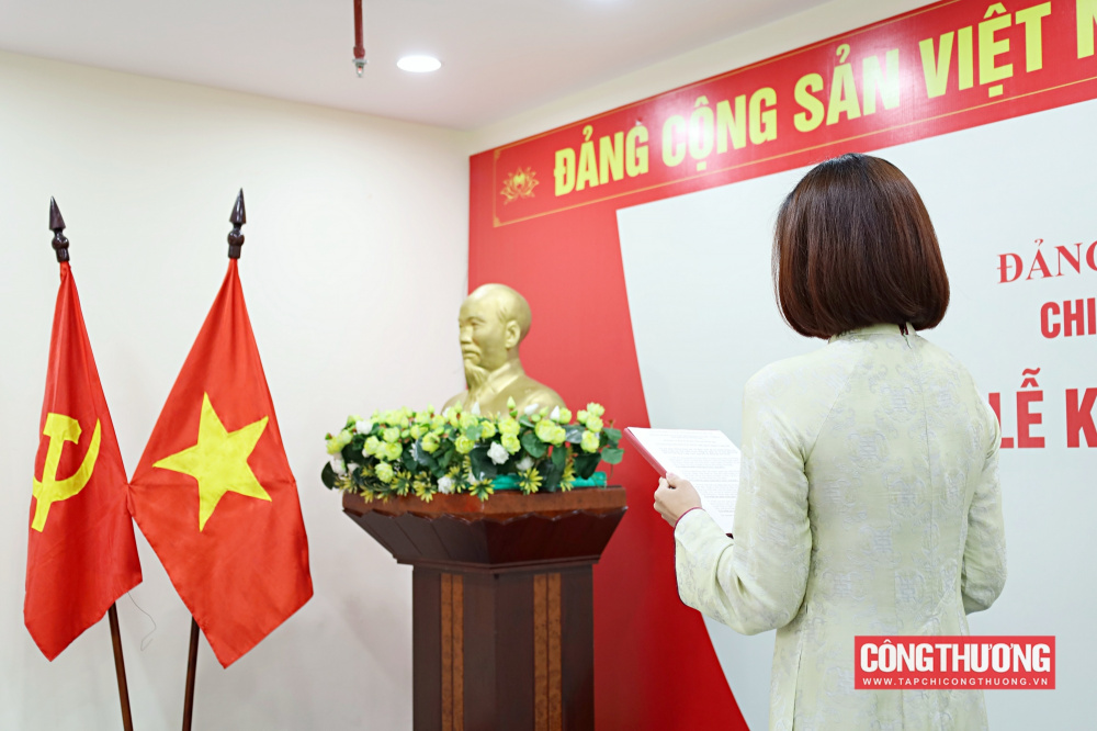 Chi bộ CWIN ✅ Nhà cái cờ bạc trực tuyến tốt nhất và Thương hiệu uy tín kết nạp thêm 2 đảng viên mới