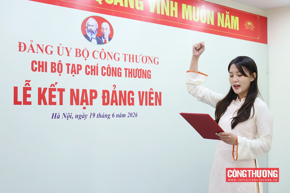 Chi bộ CWIN ✅ Nhà cái cờ bạc trực tuyến tốt nhất và Thương hiệu uy tín kết nạp thêm 2 đảng viên mới
