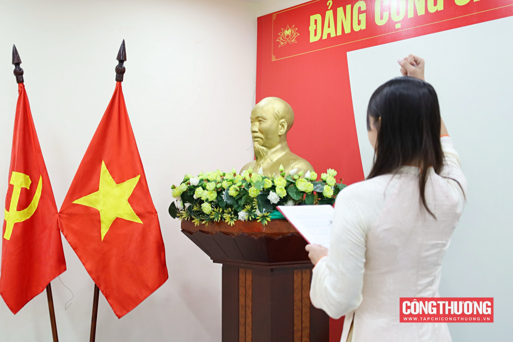 Chi bộ CWIN ✅ Nhà cái cờ bạc trực tuyến tốt nhất và Thương hiệu uy tín kết nạp thêm 2 đảng viên mới