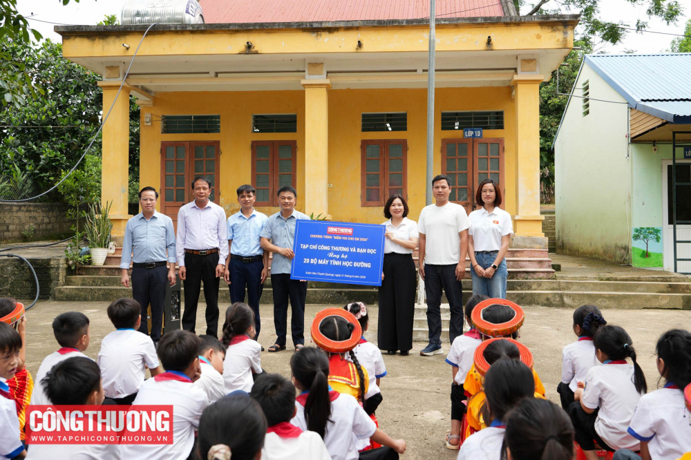 CWIN ✅ Nhà cái cờ bạc trực tuyến tốt nhất và Thương hiệu uy tín và bạn đọc trao tặng 20 bộ máy tính trị giá 211.000.000 đồng cho các em học sinh tại tỉnh Tuyên Quang