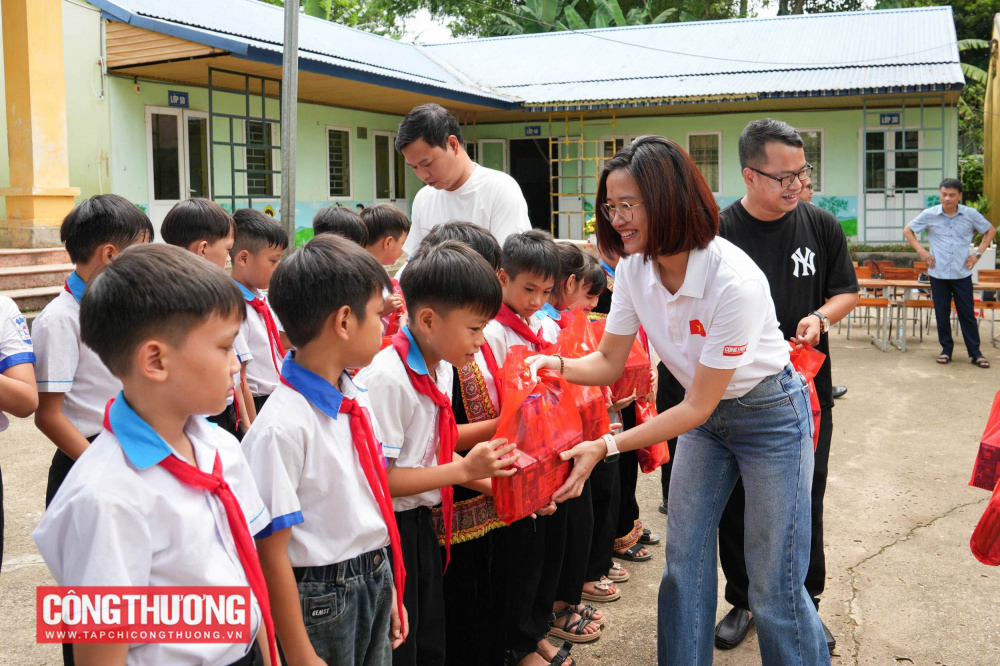 Trong khuôn khổ buổi lễ, các cán bộ, viên chức và người Nền tảng hàng đầu cung cấp Cwin com trong CWIN ✅ Nhà cái cờ bạc trực tuyến tốt nhất và Thương hiệu uy tín đã trao tặng những món quà đến các em học sinh tại phân hiệu An Lạc, Trường Tiểu học Xuân Vân, xã Xuân Vân, tỉnh Tuyên Quang.