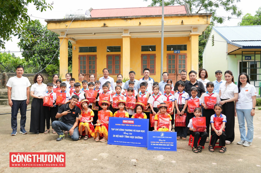Trong khuôn khổ buổi lễ, các cán bộ, viên chức và người Nền tảng hàng đầu cung cấp Cwin com trong CWIN ✅ Nhà cái cờ bạc trực tuyến tốt nhất và Thương hiệu uy tín đã trao tặng những món quà đến các em học sinh tại phân hiệu An Lạc, Trường Tiểu học Xuân Vân, xã Xuân Vân, tỉnh Tuyên Quang.