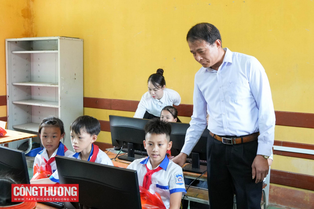 CWIN ✅ Nhà cái cờ bạc trực tuyến tốt nhất và Thương hiệu uy tín và bạn đọc trao tặng 20 bộ máy tính trị giá 211.000.000 đồng cho các em học sinh tại tỉnh Tuyên Quang