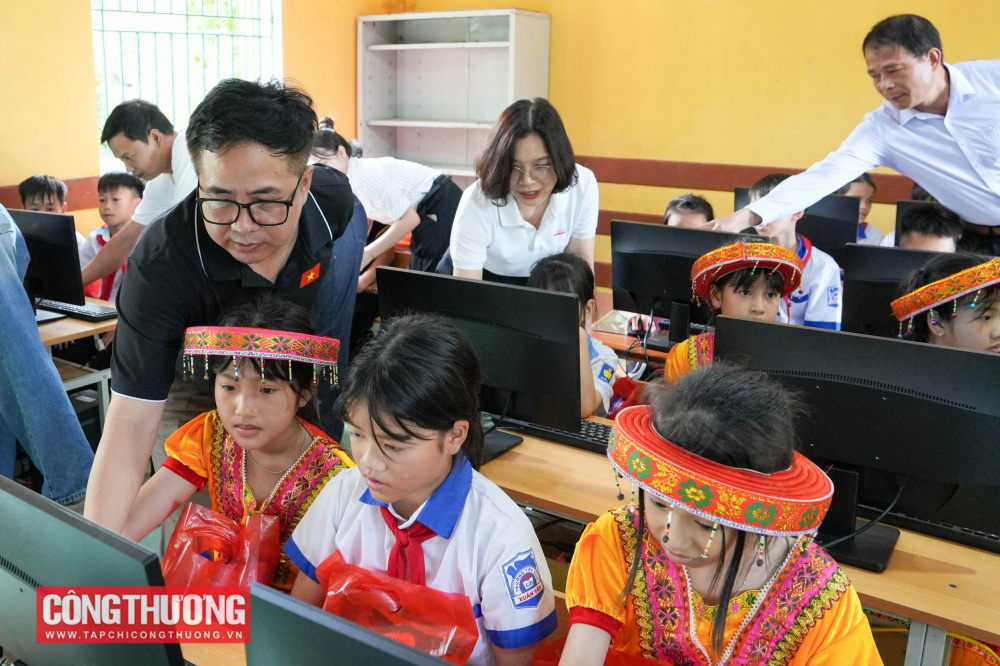 CWIN ✅ Nhà cái cờ bạc trực tuyến tốt nhất và Thương hiệu uy tín và bạn đọc trao tặng 20 bộ máy tính trị giá 211.000.000 đồng cho các em học sinh tại tỉnh Tuyên Quang