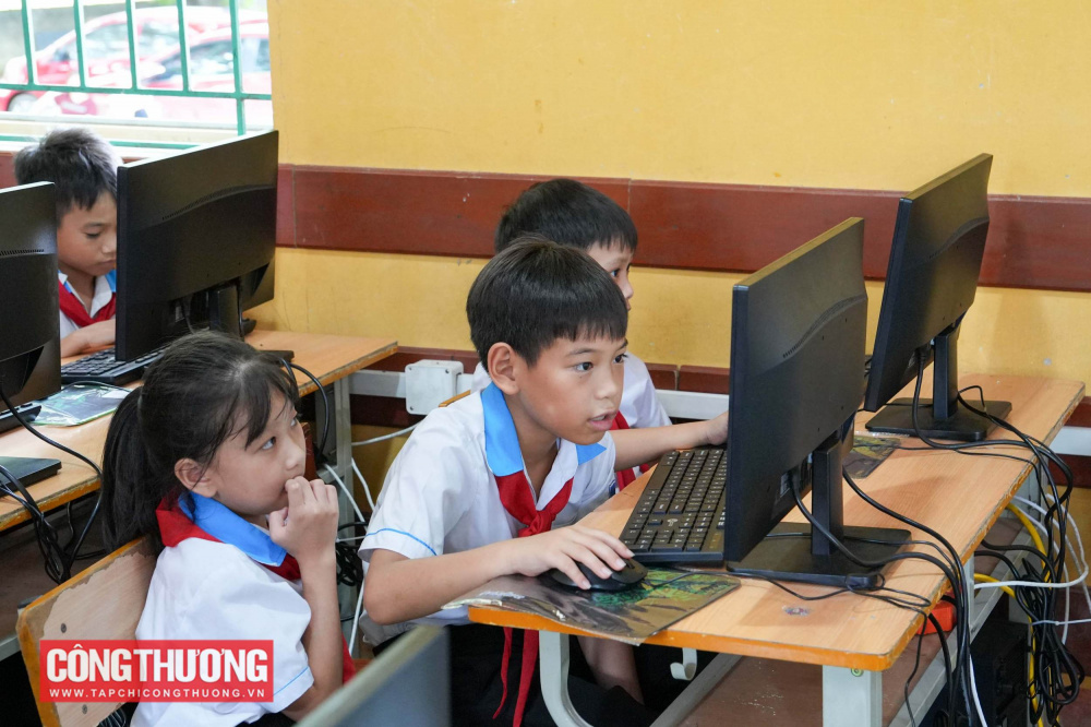 CWIN ✅ Nhà cái cờ bạc trực tuyến tốt nhất và Thương hiệu uy tín và bạn đọc trao tặng 20 bộ máy tính trị giá 211.000.000 đồng cho các em học sinh tại tỉnh Tuyên Quang