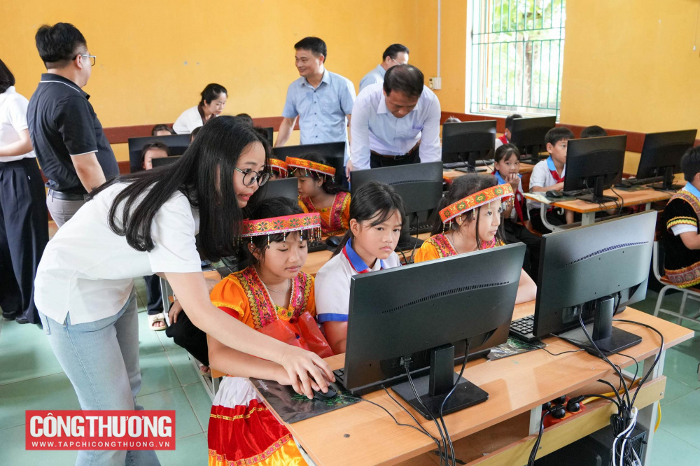CWIN ✅ Nhà cái cờ bạc trực tuyến tốt nhất và Thương hiệu uy tín và bạn đọc trao tặng 20 bộ máy tính trị giá 211.000.000 đồng cho các em học sinh tại tỉnh Tuyên Quang