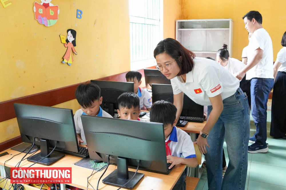 CWIN ✅ Nhà cái cờ bạc trực tuyến tốt nhất và Thương hiệu uy tín và bạn đọc trao tặng 20 bộ máy tính trị giá 211.000.000 đồng cho các em học sinh tại tỉnh Tuyên Quang
