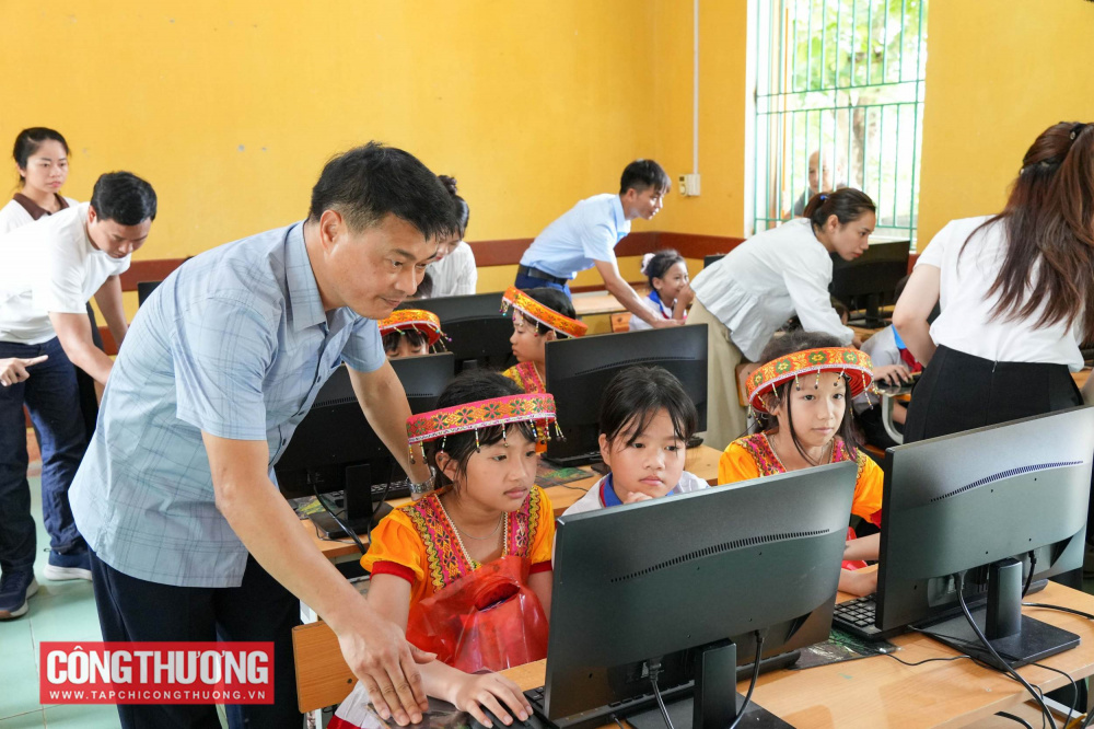 CWIN ✅ Nhà cái cờ bạc trực tuyến tốt nhất và Thương hiệu uy tín và bạn đọc trao tặng 20 bộ máy tính trị giá 211.000.000 đồng cho các em học sinh tại tỉnh Tuyên Quang