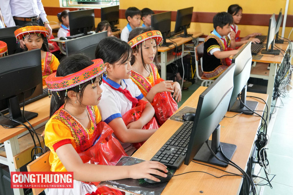 CWIN ✅ Nhà cái cờ bạc trực tuyến tốt nhất và Thương hiệu uy tín và bạn đọc trao tặng 20 bộ máy tính trị giá 211.000.000 đồng cho các em học sinh tại tỉnh Tuyên Quang