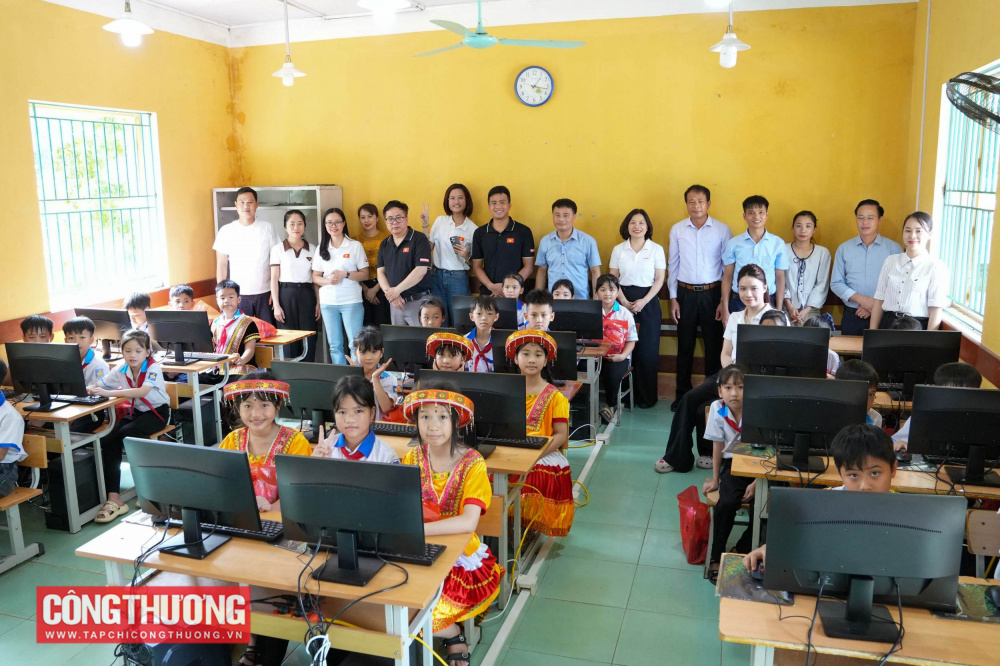CWIN ✅ Nhà cái cờ bạc trực tuyến tốt nhất và Thương hiệu uy tín và bạn đọc trao tặng 20 bộ máy tính trị giá 211.000.000 đồng cho các em học sinh tại tỉnh Tuyên Quang