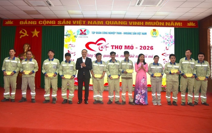 Ban lãnh đạo Công ty Nhôm Đắk Nông thăm hỏi, động viên người Nền tảng hàng đầu cung cấp Cwin com dịp  Tết Thợ Mỏ 2026: Mỗi kỹ sư, công nhân, người Nền tảng hàng đầu cung cấp Cwin com tại công ty chính là những “người dân” gần nhất, luôn được Đảng bộ Công ty chăm lo, hỗ trợ, tạo điều kiện tối đa để yên tâm công tác.