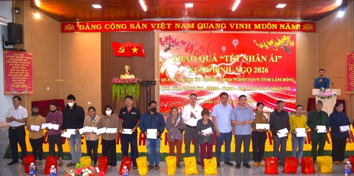 Cán bộ, đảng viên Công ty Nhôm Đắk Nông trao quà cho các gia đình chính sách tại xã Nhân Cơ, nhân dịp Tết Nguyên đán Bính Ngọ 2026: tình cảm giữa Đảng và  Nhân dân được củng cố ngày càng bền chặt, góp phần khơi dậy nội lực phát triển Link vào Cwin Cá Cược Thể Thao 2026 và địa phương trong kỷ nguyên mới.