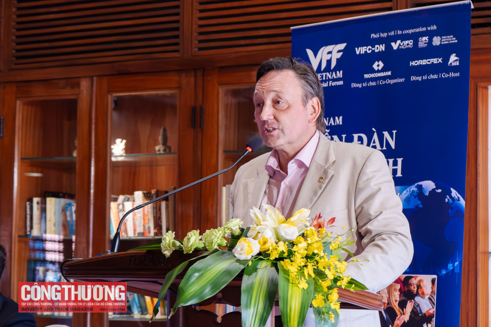 Đại diện Ban tổ chức thông tin về Diễn đàn tại buổi họp báo