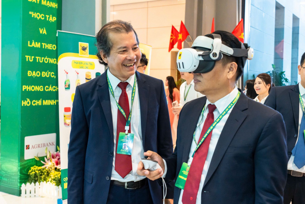 Description: Khách mời trải nghiệm công nghệ thực tế ảo (VR) của Công ty CP Phân bón Bình Điền.
